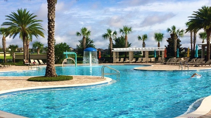 Relaxing resort-style swimming pool in Summerlake