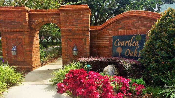 Valley View Dr in Courtlea Oaks