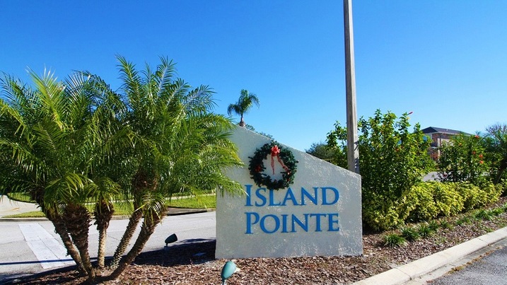 Chase Dr in Island Pointe